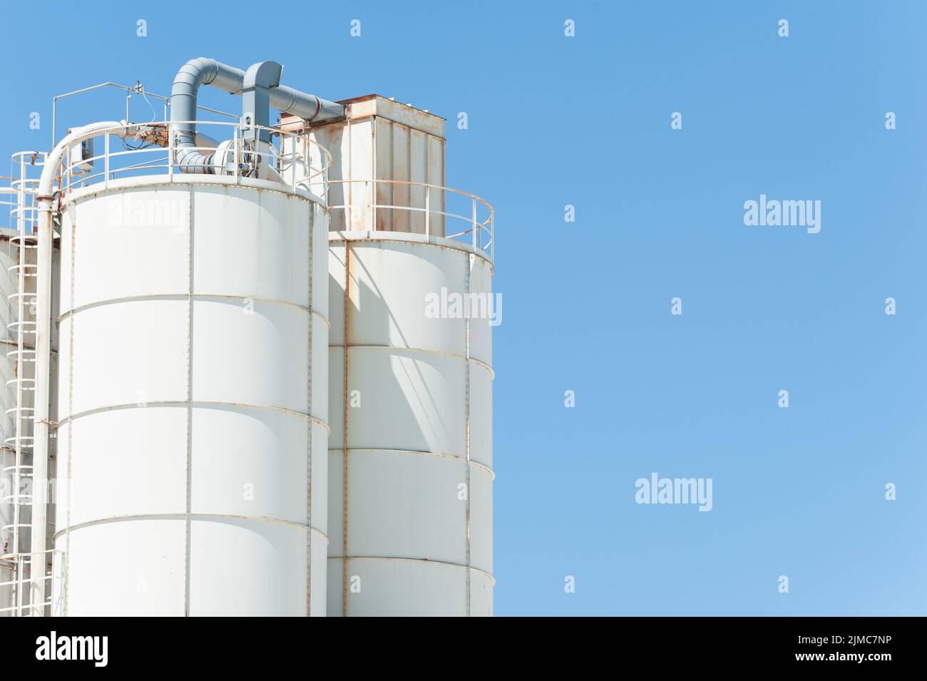 Silos blancs pour chaux Banque D'Images