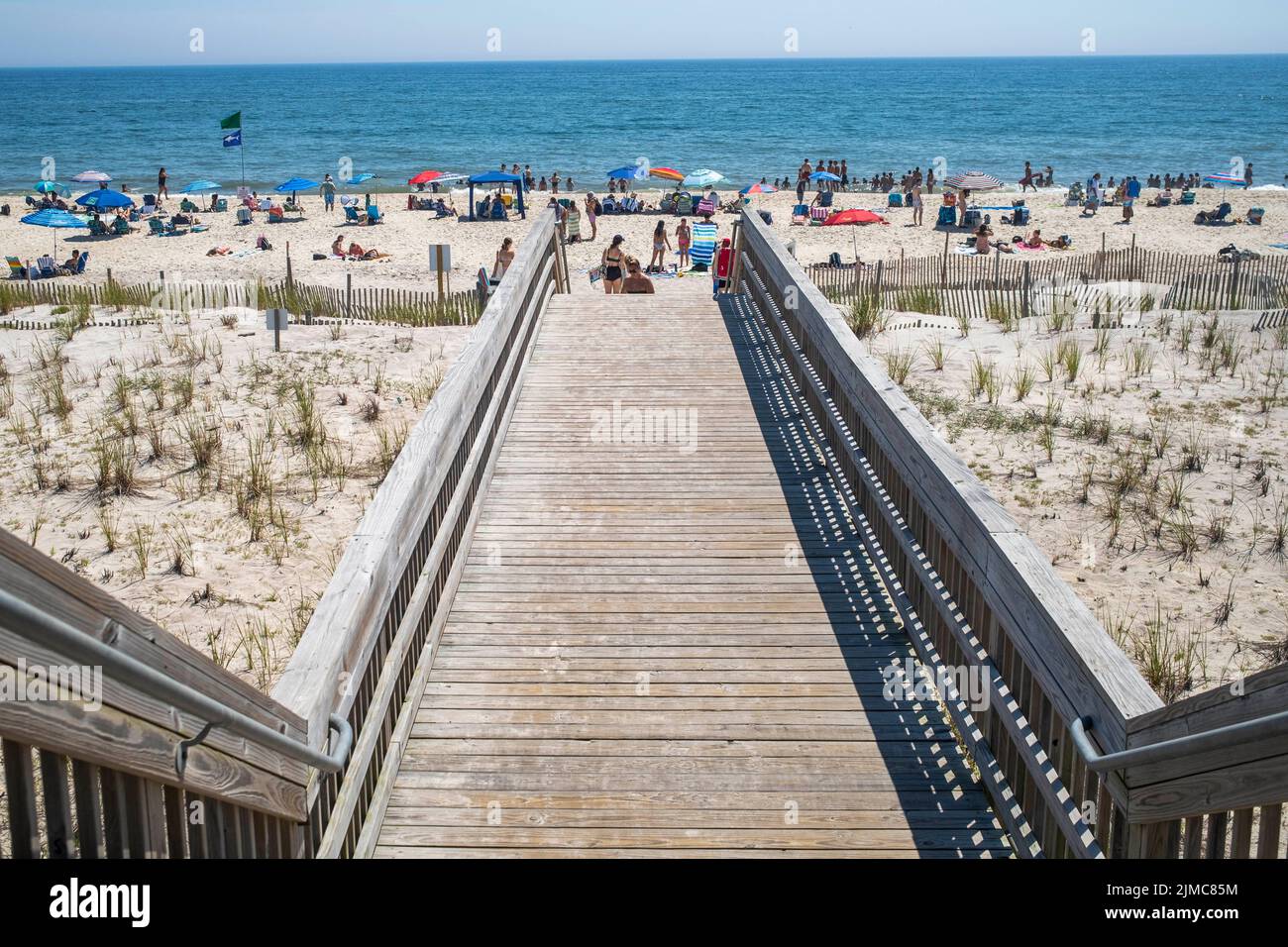 New York, New York, États-Unis. 4th août 2022. Aire de jeux d'été sur Fire Island - Ocean Beach.passerelle en bois pour faire du surf sur sable et du soulagement d'été dans l'Atlantique (Credit image: © Milo Hess/ZUMA Press Wire) Banque D'Images