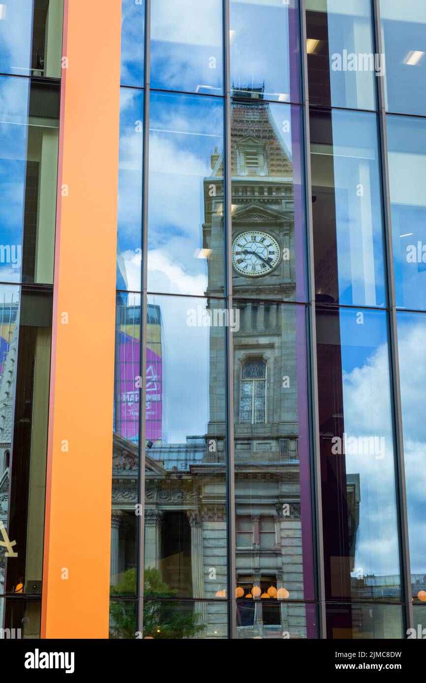 La tour de l'horloge de Chamberlain Square, Birmingham UK se reflète dans un bâtiment moderne de verre à proximité. 2022 Banque D'Images