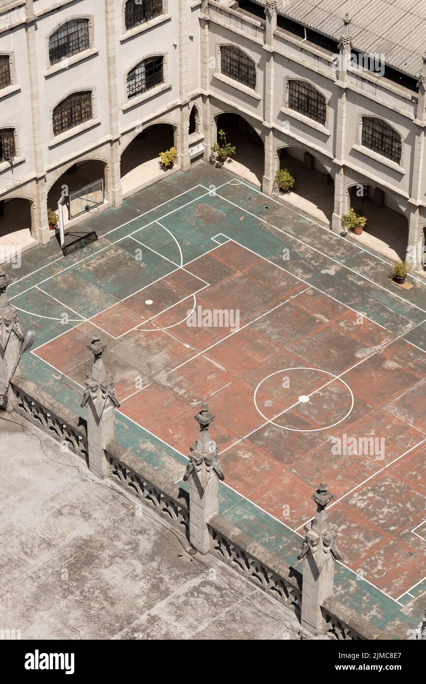 terrains de basket-ball et de football à l'intérieur d'une école, architecture et décoration classiques, scène sans personnes Banque D'Images