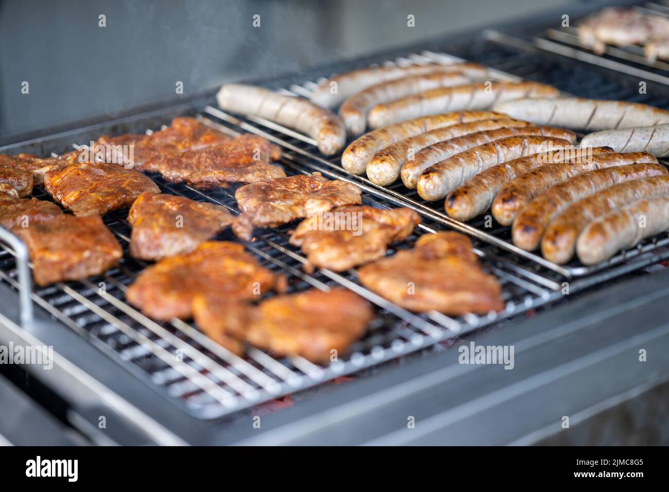 Food, Deutschland, Rheinland-Pfalz, 30 juillet. Schweine Fleisch und Bratwürste liegen auf einem Holzkohlegrill. Banque D'Images