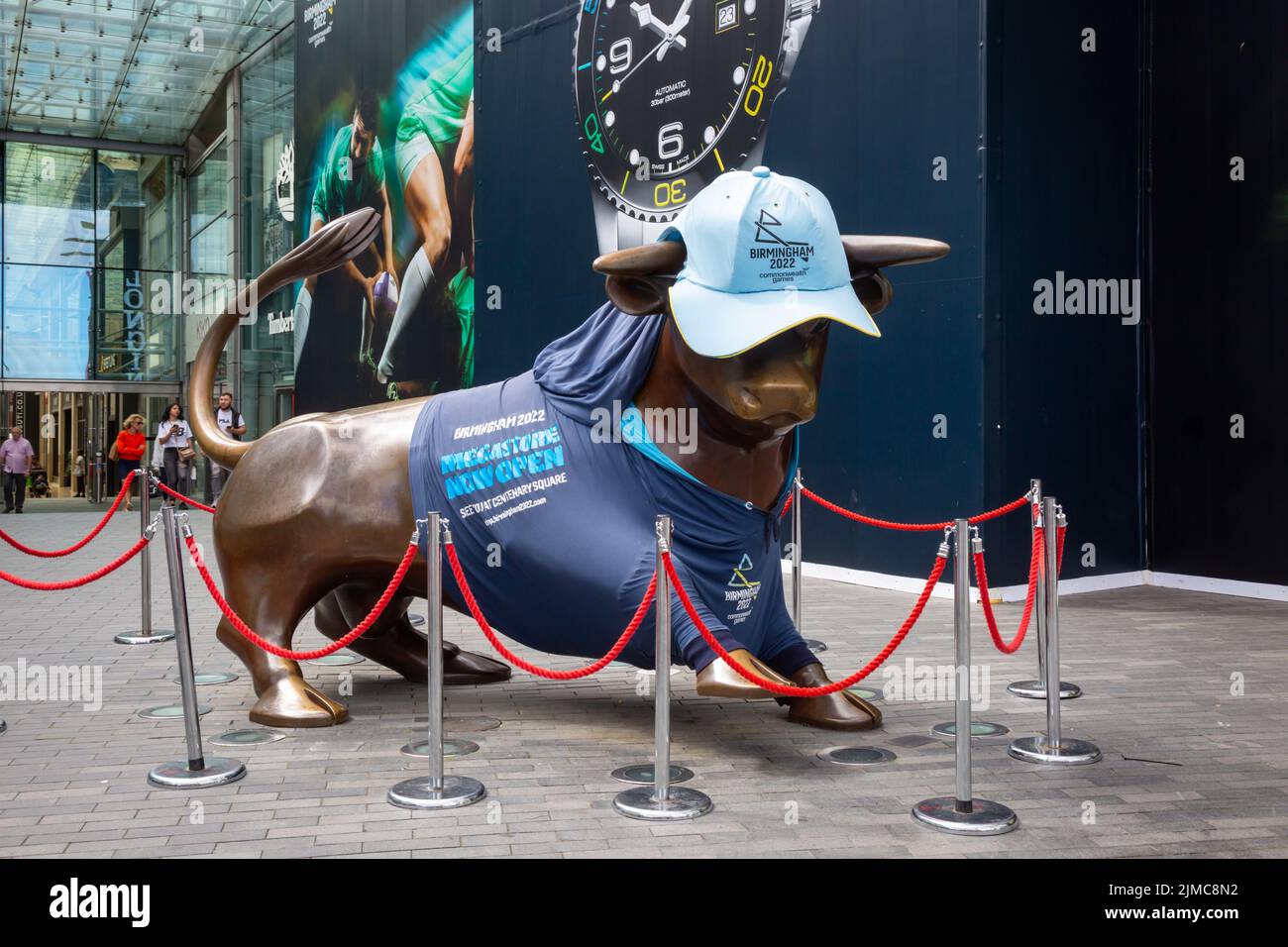 La statue de taureau Bullring portant une casquette lors des Jeux du Commonwealth de Birmingham 2022, Birmingham, Royaume-Uni Banque D'Images