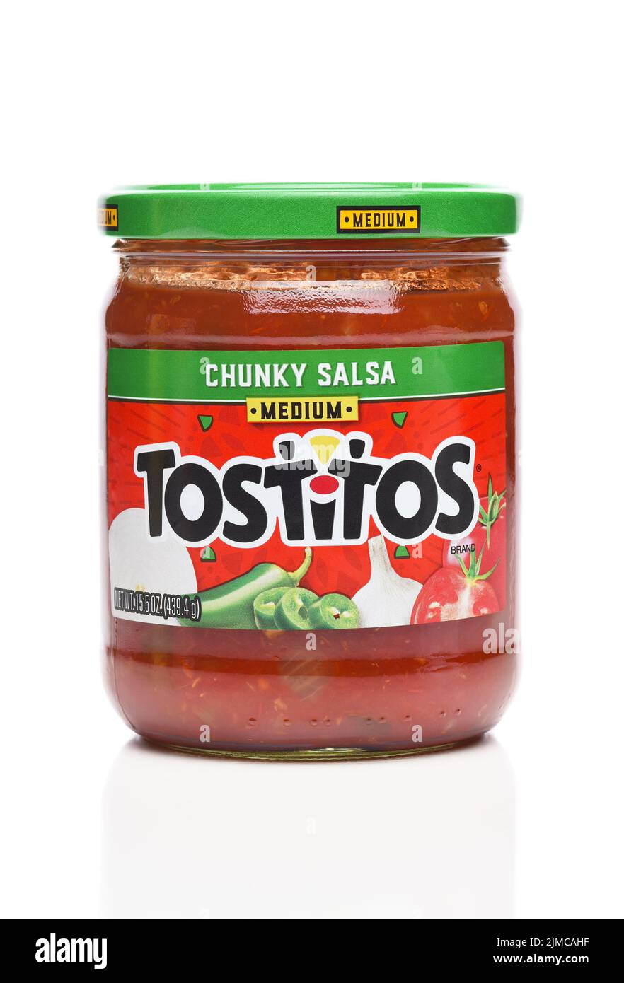 IRVINE, CALIFORNIE - 8 AOÛT 2022 : un pot de 15,5 oz de Tostitos Chunky Salsa, saveur moyenne. Banque D'Images