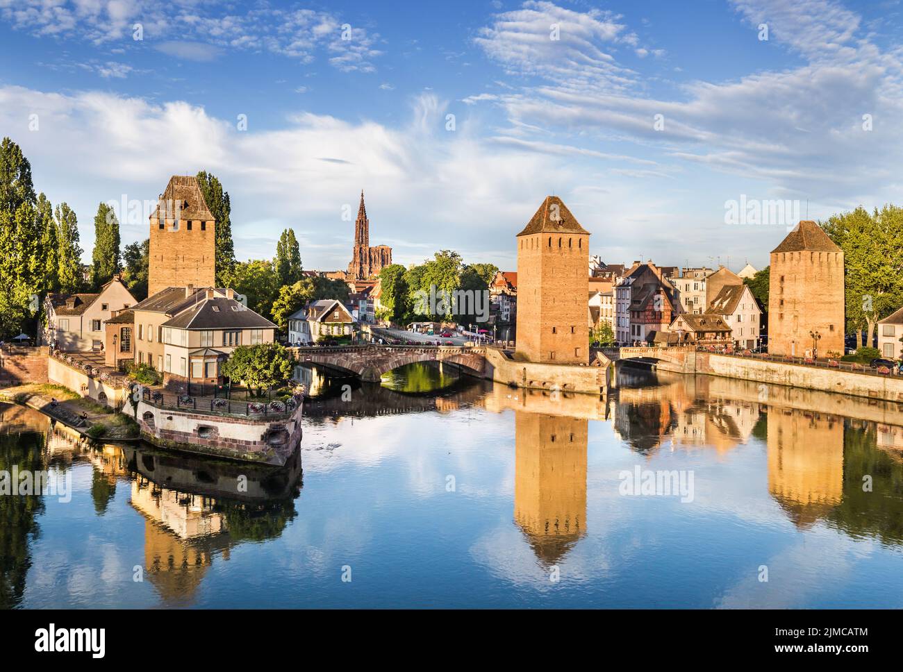 Paysage de Strasbourg avec les anciens bâtiments et le pont ponts Couverts Banque D'Images