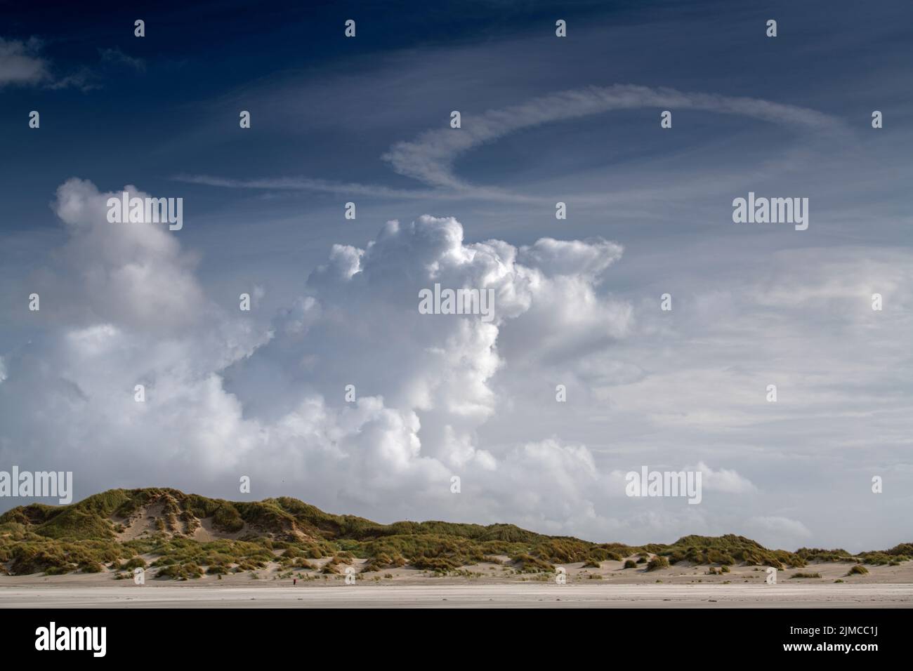 Formations de nuages sur les dunes de l'île de Terschelling Banque D'Images