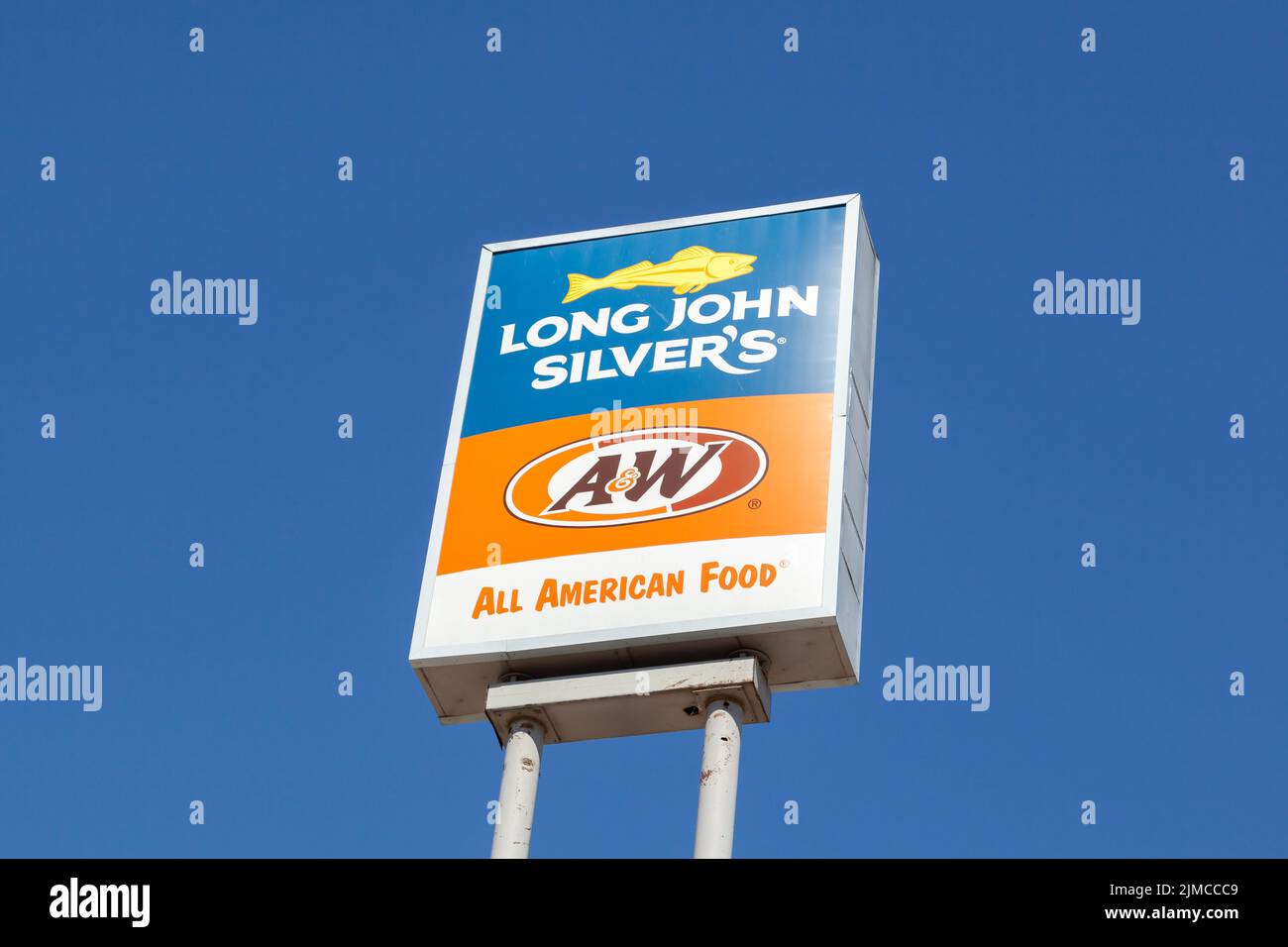 Gros plan du long John Silver et du signe de poteau de restaurant A et W avec le ciel bleu en arrière-plan. Banque D'Images