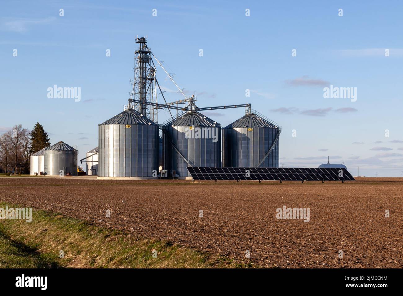 Illinois, États-Unis - 26 mars 2022 : des silos à grains de stockage GSI sont vus dans la ferme de l'Illinois, États-Unis. Banque D'Images