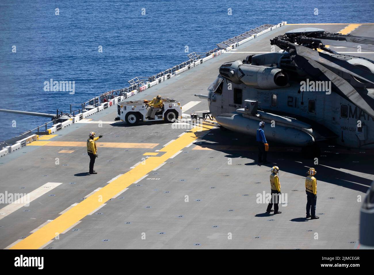 220804-N-VJ326-1055 OCÉAN PACIFIQUE (AOÛT 4, 2022) – les marins utilisent un chariot d'observation pour déplacer un hélicoptère CH-53 Super Stallion affecté à l'escadron marin Tiltrotor (VMM) 262 (renforcé) sur le pont de vol à bord du porte-avions amphibie USS Tripoli (LHA 7), le 4 août 2022. Tripoli opère dans la zone d'opérations de la flotte américaine 7th afin d'améliorer l'interopérabilité avec ses alliés et ses partenaires et de servir de force de réaction prête à l'emploi pour défendre la paix et maintenir la stabilité dans la région Indo-Pacifique. (É.-U. Photo de la marine par le Spécialiste des communications de masse 2nd classe Malcolm Kelley) Banque D'Images
