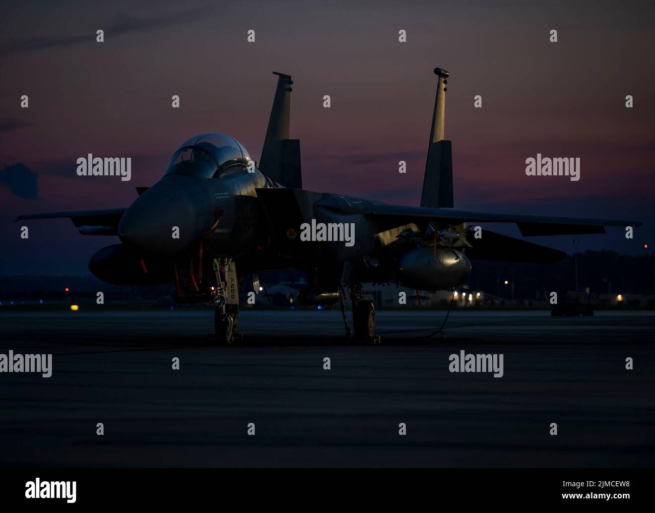 Un aigle F-15E affecté à l'escadron de génération de chasseurs 334th est stationné sur la ligne de vol de la base aérienne Seymour Johnson, en Caroline du Nord, en 28 juillet 2022. Le premier vol F-15A Eagle a eu lieu sur 27 juillet 1972, à la base aérienne Edwards, en Californie, pour marquer l'anniversaire du F-50th. (É.-U. Photo de la Force aérienne par le premier Airman Kimberly Barrera) Banque D'Images