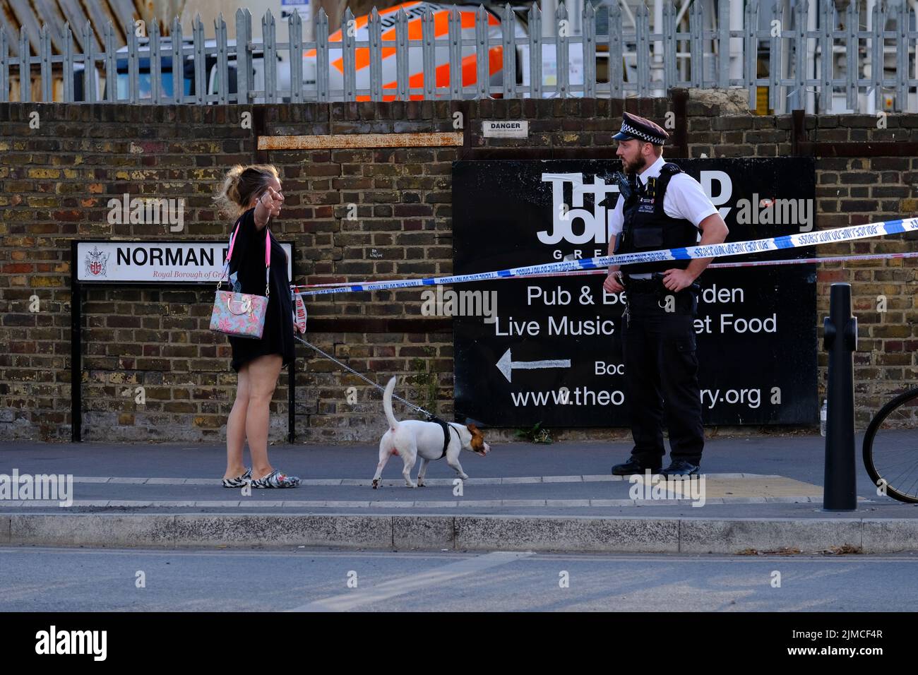 Londres, Royaume-Uni, 5th août 2022. Les services de police ont été vus en train de travailler suite à une réponse de la police armée après avoir signalé qu'un homme portant un conduit d'arme à feu avait été fixé à la main. Après qu'un témoin oculaire ait vu un taser activé sans effet, l'homme a été abattu et traité sur place pour ses blessures, avant d'être transporté à l'hôpital où son état est inconnu. On ne croit pas que l'incident soit lié à la terreur. Crédit : onzième heure Photographie/Alamy Live News Banque D'Images