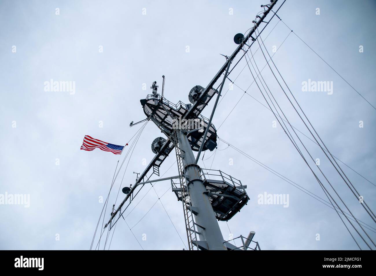VISAKHAPATNAM, Inde (août 4, 2022) – le sous-marin USS Frank Cable de classe Emory S. (AS 40) porte le drapeau des États-Unis en Berne en reconnaissance du décès de Jackie Walorski, Republique des États-Unis, au départ du navire de Visakhapatnam, Inde, le 4 août 2022. Frank Cable est actuellement en patrouille pour effectuer l'entretien et la logistique expéditionnaires dans la zone d'opérations de la flotte 7th afin de soutenir une Indo-Pacific libre et ouverte. (É.-U. Photo de la marine par le spécialiste des communications de masse 1st classe Charlotte C. Oliver) Banque D'Images