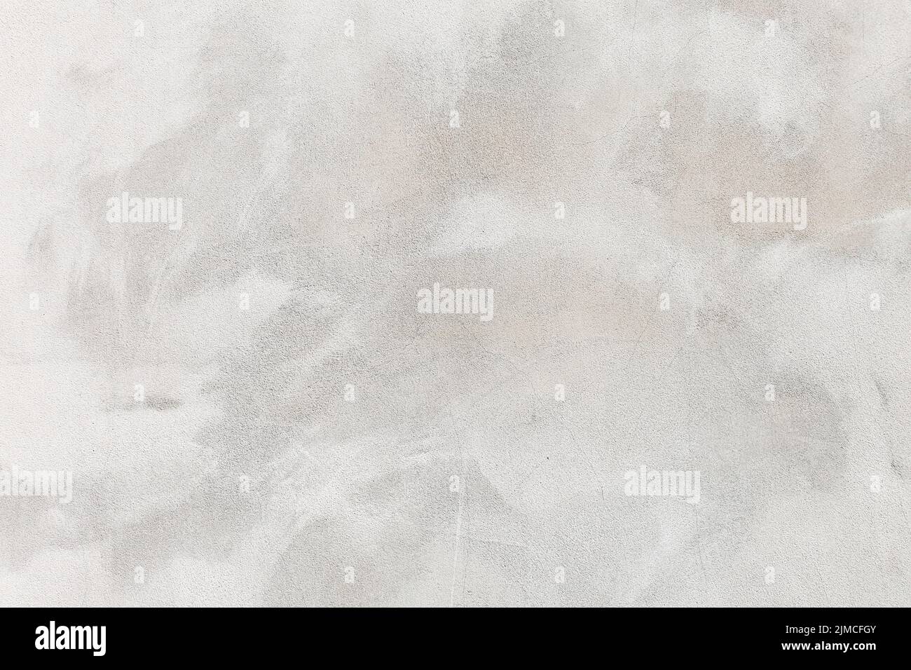 Blanc lavé peint béton texture abstraite de mur avec des coups de pinceau dans les nuances de gris et de noir. Banque D'Images