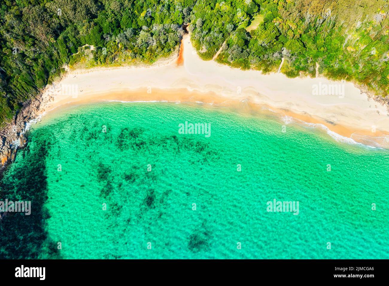 Shelly Beach Emerald Bay dans la ville d'Elizabeth Beach sur la côte Pacifique de l'australie - vue aérienne tropicale de haut en bas. Banque D'Images