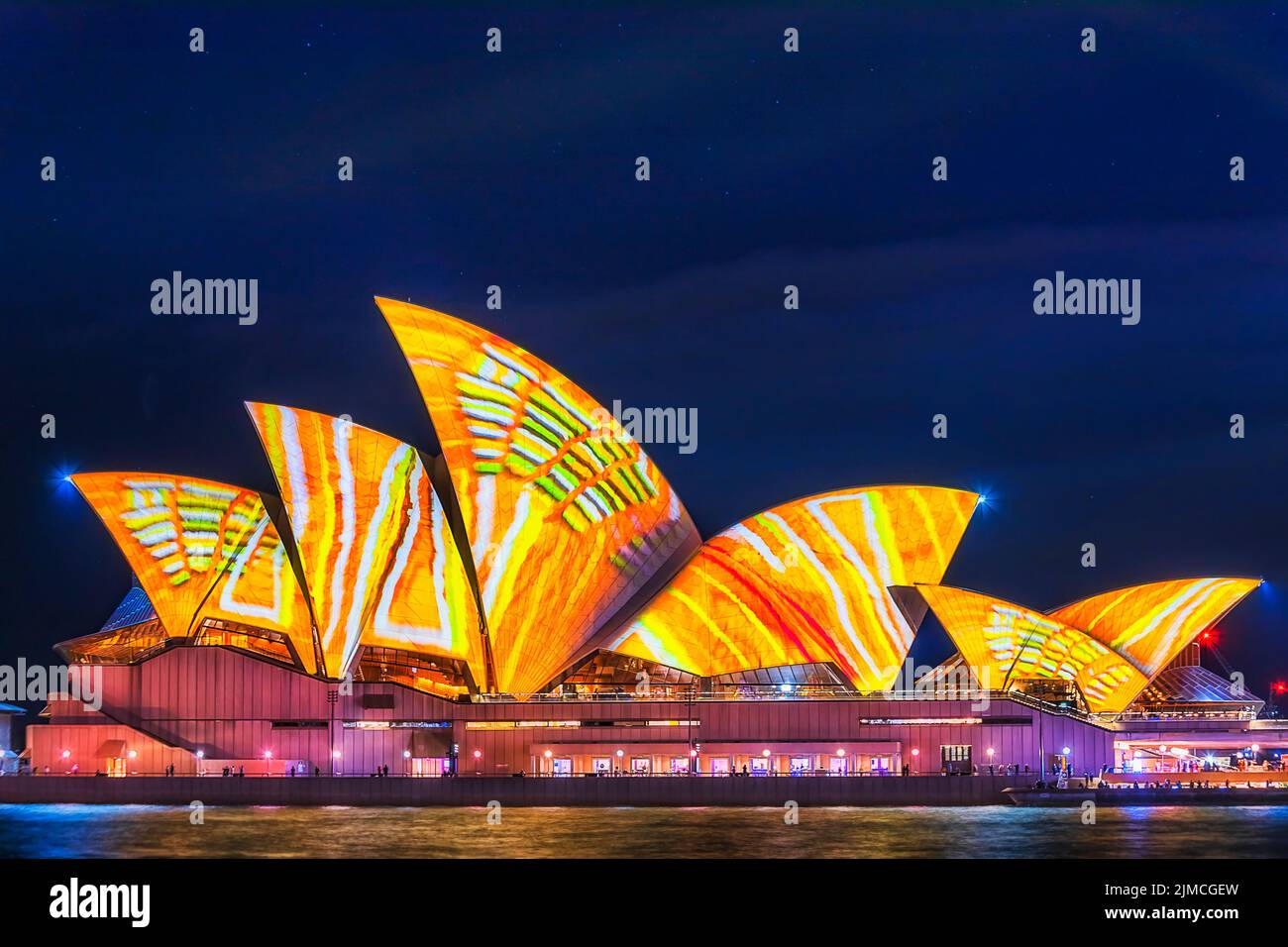 Sydney, Australie - 1 juin 2022 : l'opéra de Sydney projette des images et des traces de lumière pendant le festival du spectacle lumineux Vivid Sydney. Banque D'Images