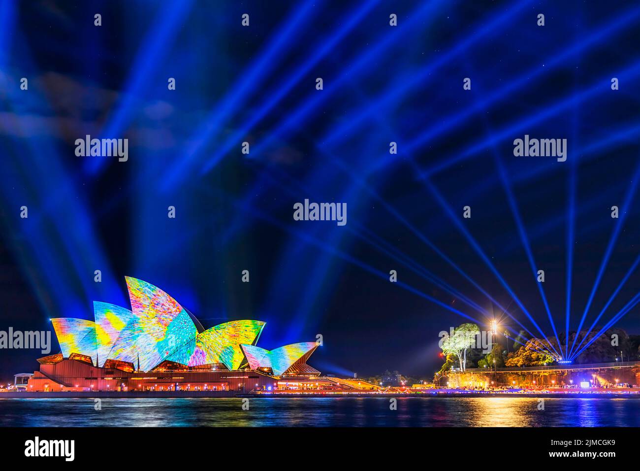 Sydney, Australie - 1 juin 2022 : opéra de Sydney sous des faisceaux laser bleus avec des images projetées et des traces de lumière pendant le spectacle lumineux de Vivid Sydney Banque D'Images
