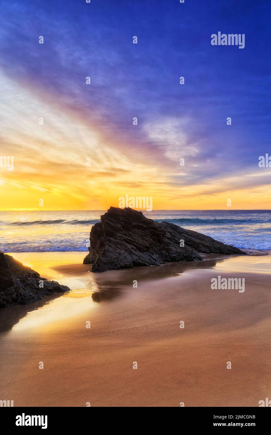 Calme lever de soleil paysage marin de la plage de Burgess dans la ville de Forster, en Australie, sur la côte de l'océan Pacifique. Banque D'Images