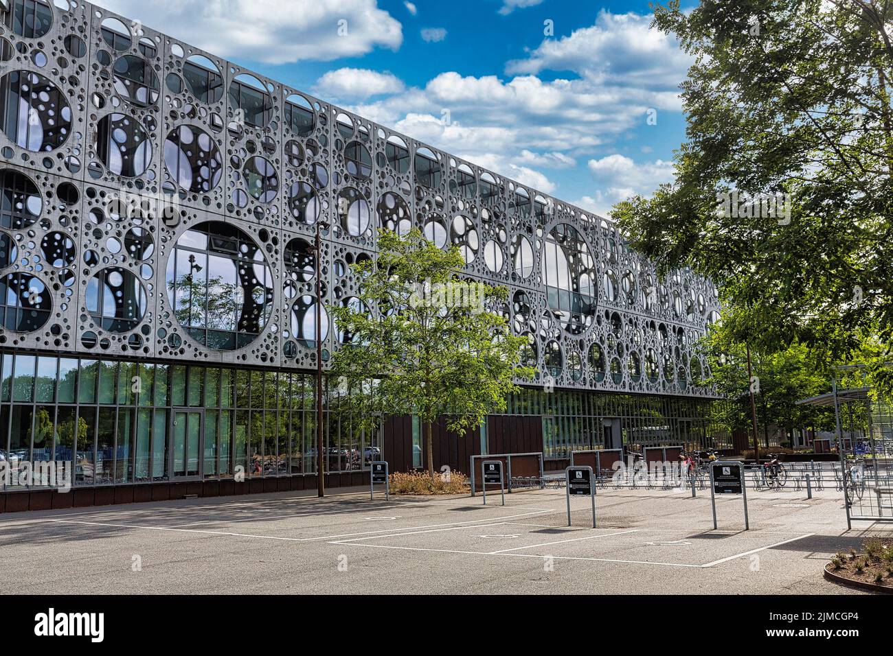 Faculté de technologie, Université du Sud du Danemark, Syddansk Universitet, SDU, façade en verre et en métal, trous circulaires dans les panneaux métalliques Banque D'Images