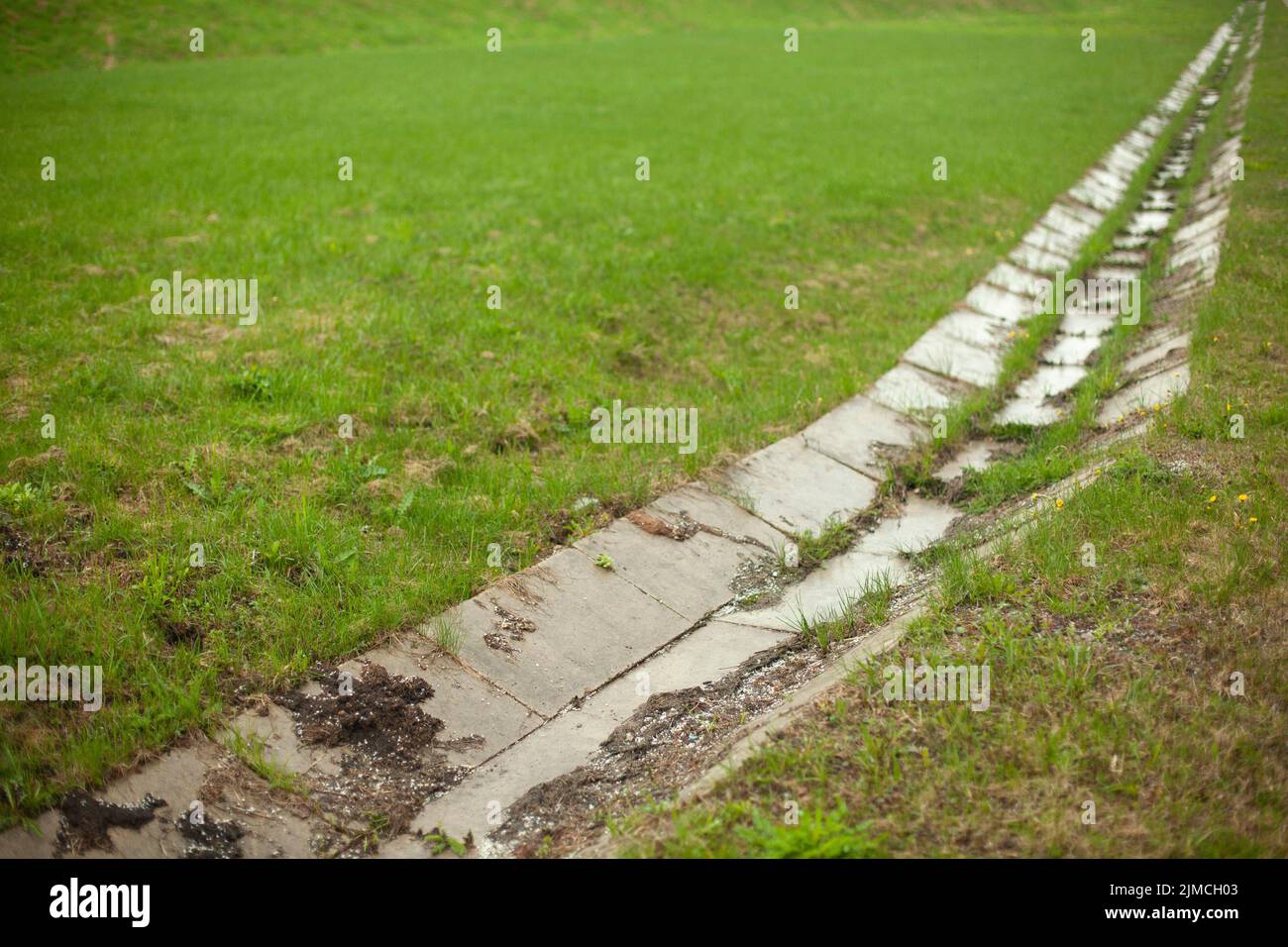 Fossé pour le drainage de l'eau.Vidanger pour évacuer l'eau de pluie.Canal de béton. Banque D'Images