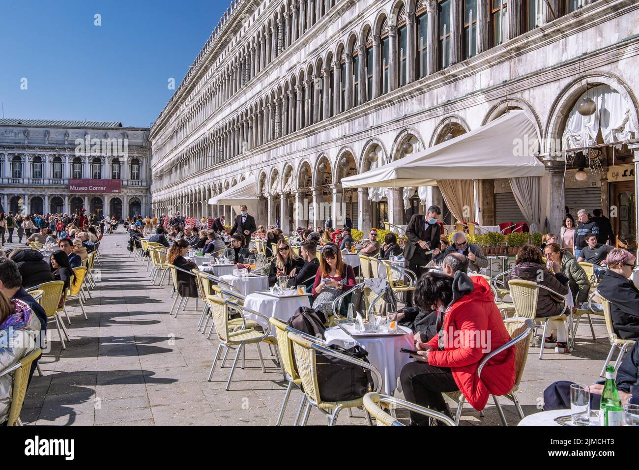 Place Saint-Marc avec des cafés de rue et des processures, Venise, Vénétie, Mer Adriatique, Italie du Nord, Italie Banque D'Images