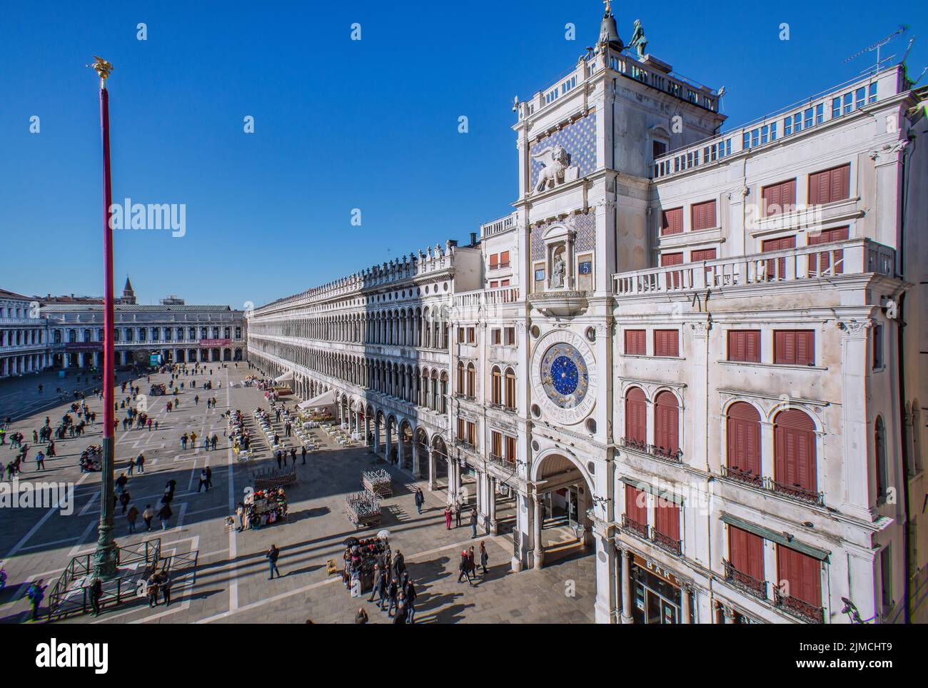 Place Saint-Marc avec les Procuraties, et la Tour de l'horloge, Venise, Vénétie, Italie du Nord Banque D'Images