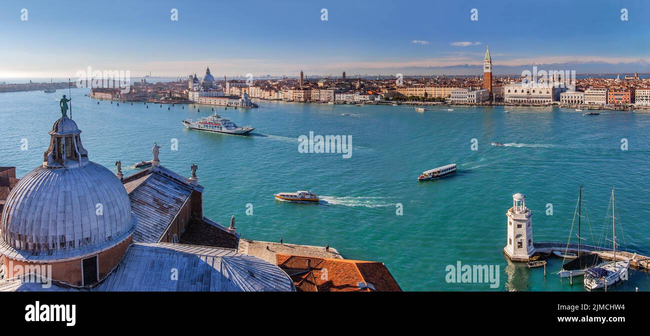 Dôme de l'église de San Giorgio Maggiore avec le lagon et la ville, Venise, Vénétie, Mer Adriatique, Italie du Nord, Italie Banque D'Images