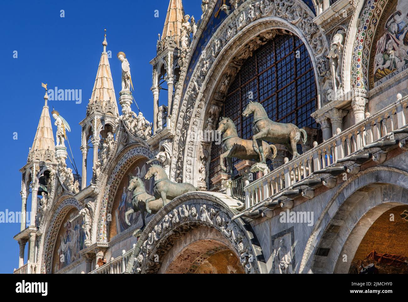 Quadriga des chevaux de Saint-Marc sur le portail de la basilique Saint-Marc, Venise, Vénétie, Mer Adriatique, Italie du Nord, Italie Banque D'Images