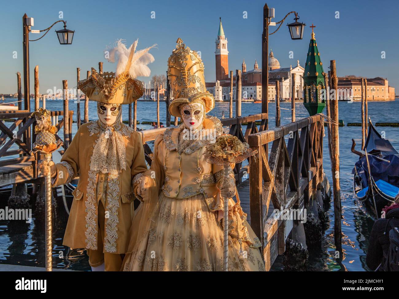 Carnival masques sur le front de mer avec l'île de San Giorgio, Venise, Vénétie, Mer Adriatique, Italie du Nord, Italie Banque D'Images