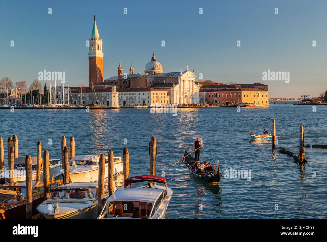 Télécabine sur le front de mer avec l'île de San Giorgio, Venise, Vénétie, mer Adriatique, Italie du Nord, Italie Banque D'Images