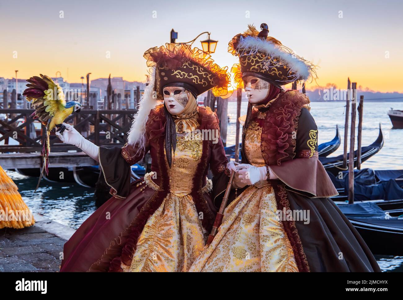 Masques de Carnaval sur le front de mer au lever du soleil, Venise, Vénétie, Mer Adriatique, Italie du Nord, Italie Banque D'Images
