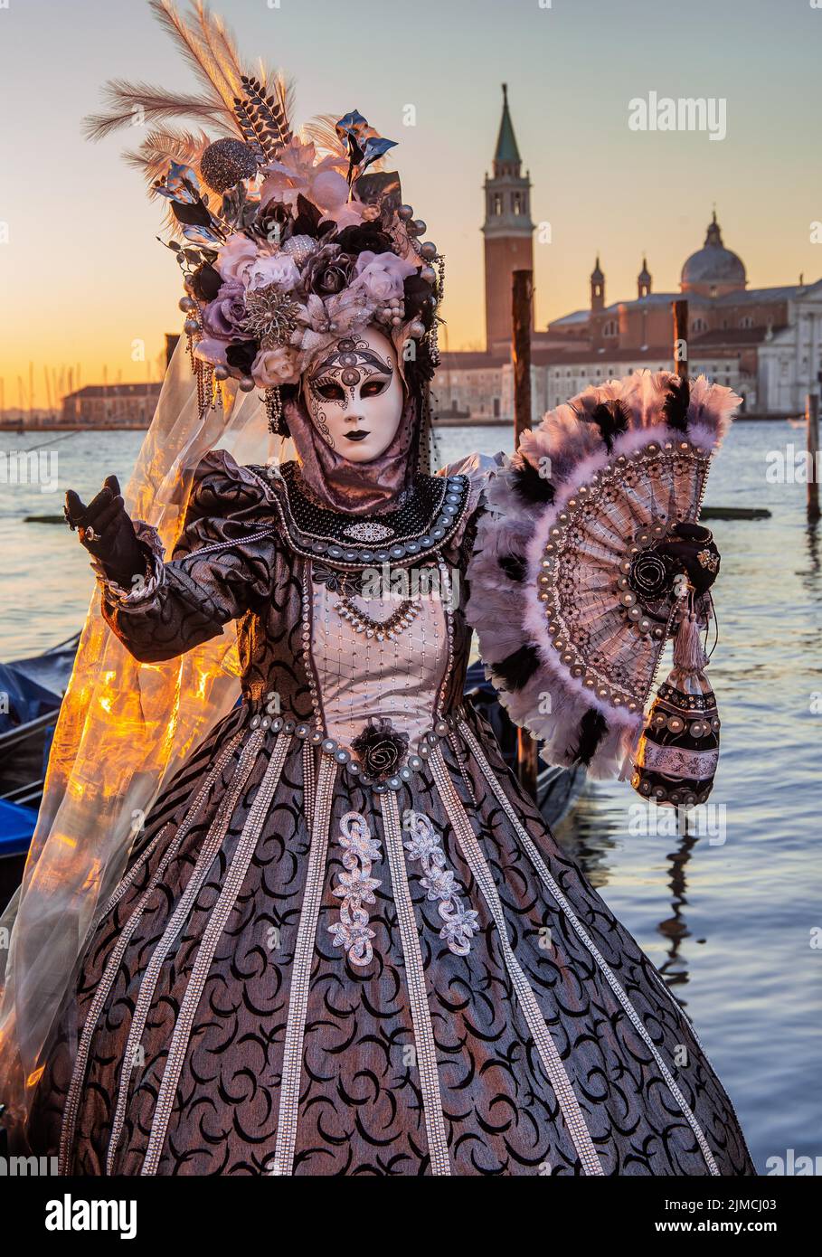 Masque de carnaval au lever du soleil sur le front de mer, Venise, Vénétie, Mer Adriatique, Italie du Nord, Italie Banque D'Images