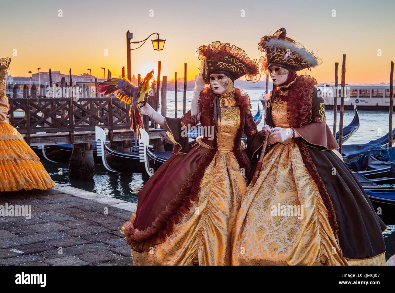 Masques de Carnaval sur le front de mer au lever du soleil, Venise, Vénétie, Mer Adriatique, Italie du Nord, Italie Banque D'Images