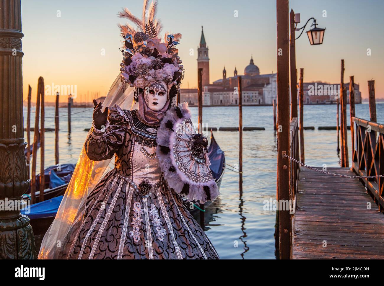 Masque de carnaval au lever du soleil sur le front de mer, Venise, Vénétie, Mer Adriatique, Italie du Nord, Italie Banque D'Images