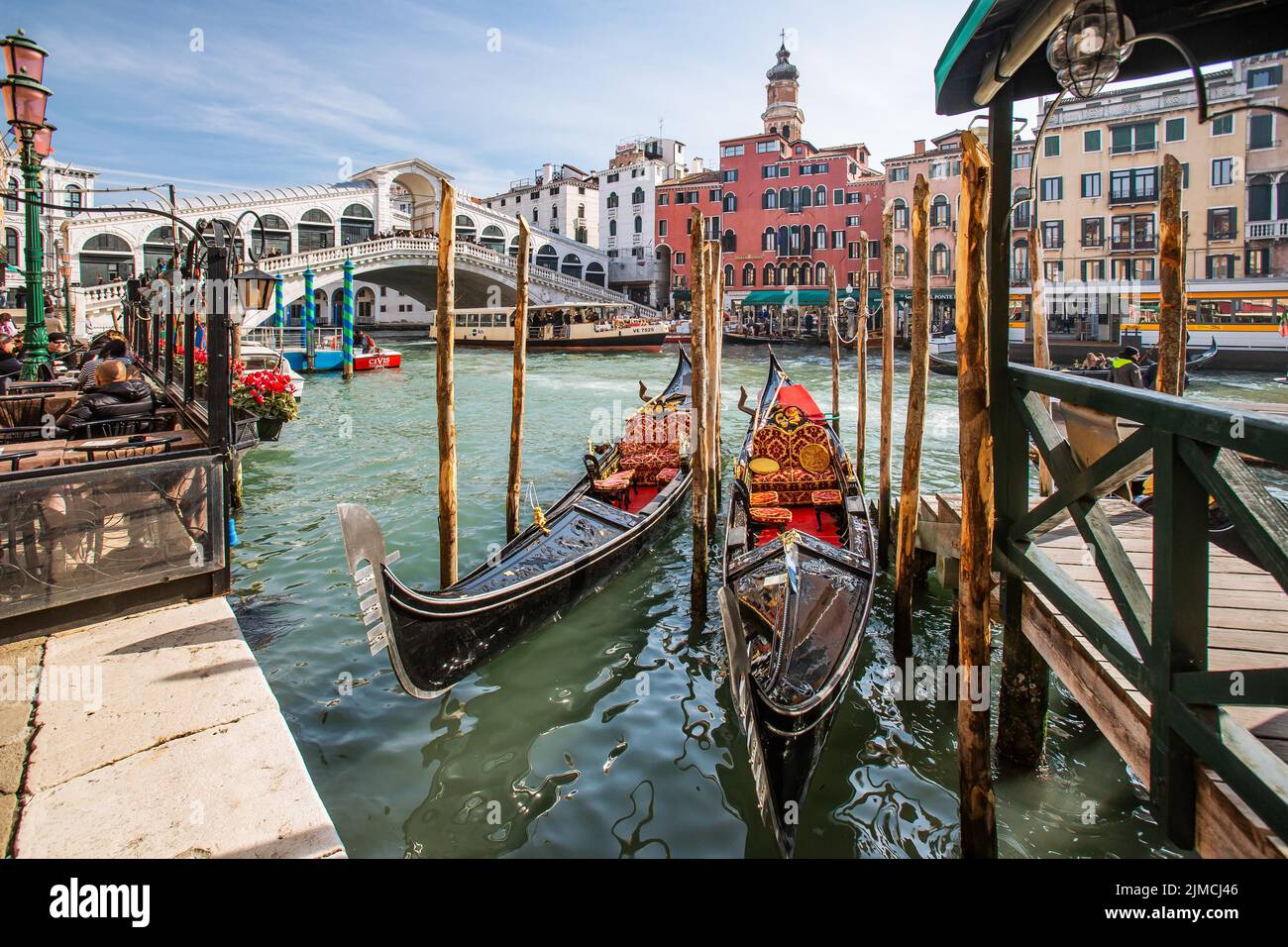 Gondoles sur le Grand Canal avec le Pont du Rialto, Venise, Vénétie, Mer Adriatique, Italie du Nord, Italie Banque D'Images