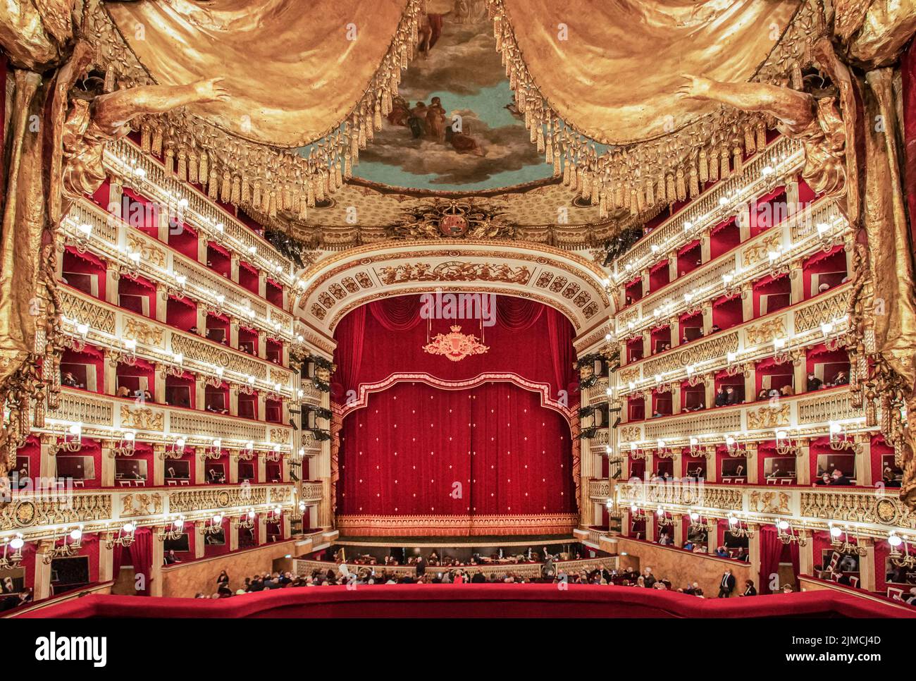 Auditorium avec scène dans l'opéra Real Teatro di San Carlo, Naples, Golfe de Naples, Campanie, Italie du Sud, Italie Banque D'Images