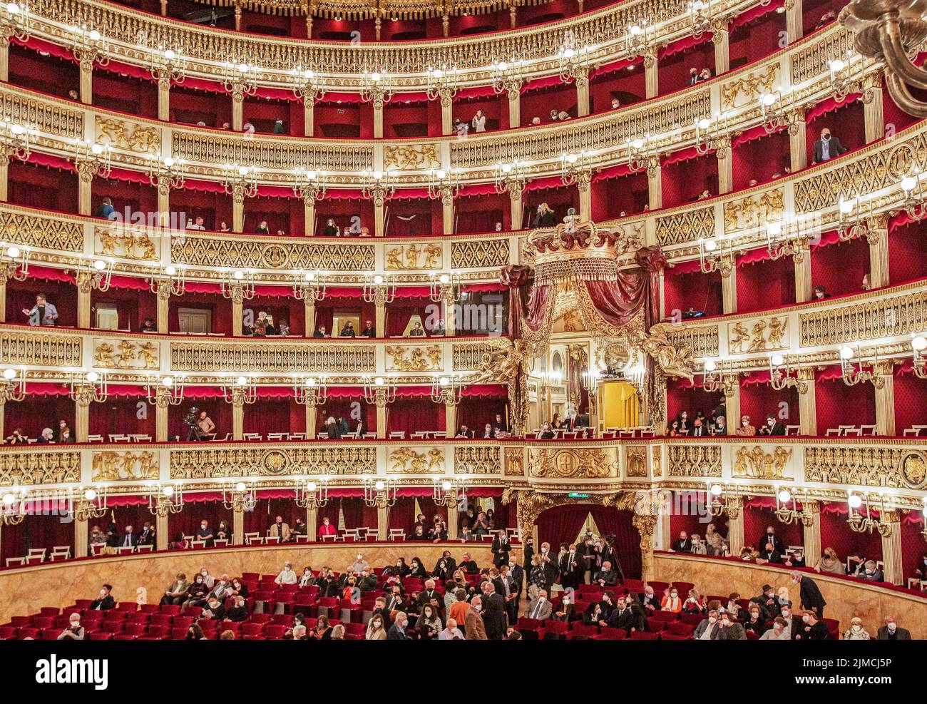 Auditorium avec boîte royale dans l'opéra Real Teatro di San Carlo, Naples, Golfe de Naples, Campanie, Italie du Sud, Italie Banque D'Images