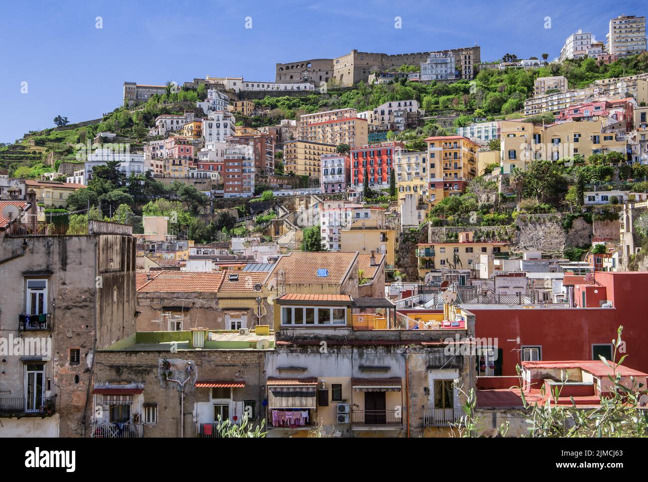 Point de vue dans le quartier du marché de Montesanto avec Vomero et Castel Sant Elmo, Naples, Golfe de Naples, Campanie, Italie du Sud, Italie Banque D'Images