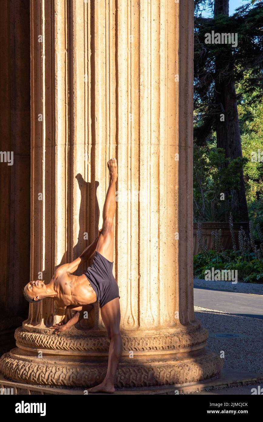 Magnifique danseuse de ballet masculine contre un beau colcolonne Banque D'Images