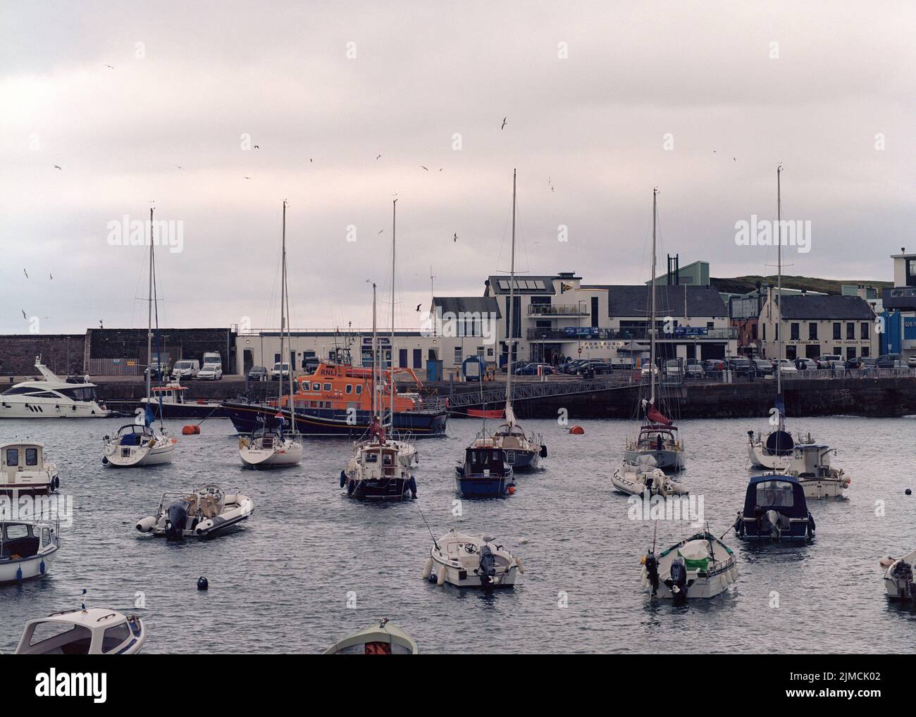 Portrush, Royaume-Uni - 3 juillet 2022 : le port de Portrush, beaucoup de bateaux dans la baie. Banque D'Images