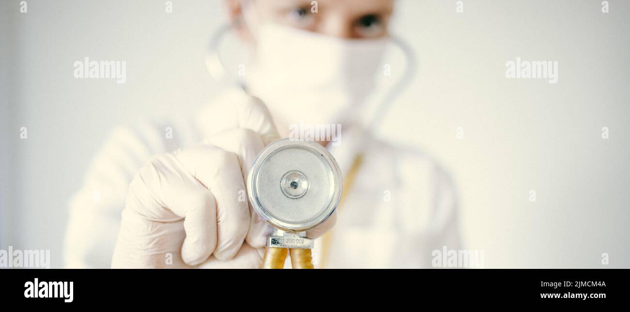 Female doctor holding a stethoscope Banque D'Images