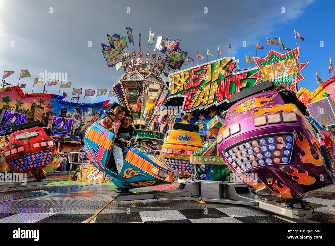 Crange, Herne, NRW, 05th août 2022. Le jour d'ouverture officiel du 2022 Cranger kirmes, 3rd le plus grand salon de la Fart d'Allemagne et le plus grand de ce genre en NRW, accueille des milliers de visiteurs qui apprécient les carrousels, les montagnes russes, les salles de bière, les stands de nourriture et d'autres attractions. La foire populaire, qui a été suspendue pendant la pandémie, attire régulièrement plus de 4m visiteurs pendant ses 10 jours de course et a été établie pendant des décennies dans sa forme actuelle, avec la foire elle-même datant du début du 18th siècle à Crange. Credit: Imagetraceur/Alamy Live News Banque D'Images