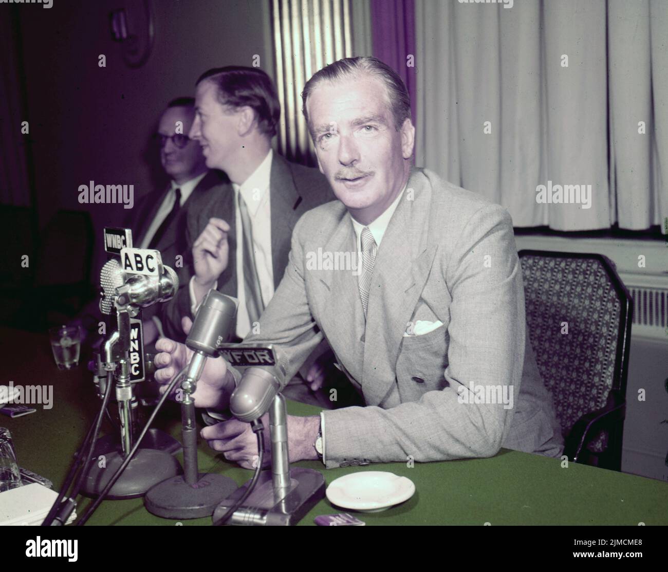 Vers 1956, Londres, Angleterre, Royaume-Uni: Le Premier ministre britannique ANTHONY EDEN donne un discours radiophonique en direct à la nation. Sir ROBERT ANTHONY EDEN, 1st Earl of Avon, KG, MC, PC était un homme politique du Parti conservateur britannique qui a été secrétaire aux Affaires étrangères et premier ministre du Royaume-Uni de 1955 à 1957. (Image de crédit : © Keystone USA/ZUMA Press Wire) Banque D'Images Vers 1956, Londres, Angleterre, Royaume-Uni: Le Premier ministre britannique ANTHONY EDEN donne un discours radiophonique en direct à la nation. Sir ROBERT ANTHONY EDEN, 1st Earl of Avon, KG, MC, PC était un homme politique du Parti conservateur britannique qui a été secrétaire aux Affaires étrangères et premier ministre du Royaume-Uni de 1955 à 1957. (Image de crédit : © Keystone USA/ZUMA Press Wire) Banque D'Images