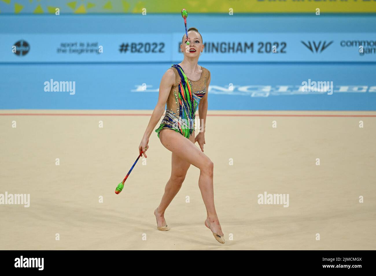 BIRMINGHAM, ROYAUME-UNI. 5th AOÛT Anna Sokolova de Chypre avec les clubs pendant la finale individuelle de gymnastique rythmique à l'Utilita Arena pendant les Jeux du Commonwealth de Birmingham 2022 le vendredi 5th août 2022. (Credit: Pat Scaasi | MI News) Credit: MI News & Sport /Alay Live News Banque D'Images