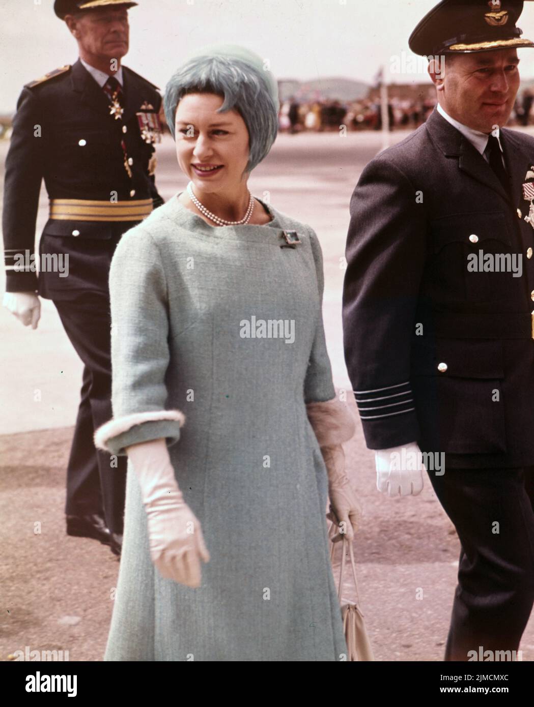 Vers 1965, Leuchars, Écosse, Royaume-Uni : LA PRINCESSE MARGARET lors d'une visite à la RAF Leuchars (Fife) Écosse, où elle a présenté le standard de l'escadron à l'escadron no 74 (Trinidad). (Image de crédit : © Keystone USA/ZUMA Press Wire) Banque D'Images