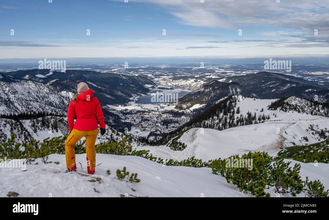 Vue sur Schliersee, ski tourer au sommet de Jaegerkamp en hiver, Bavière, Allemagne Banque D'Images