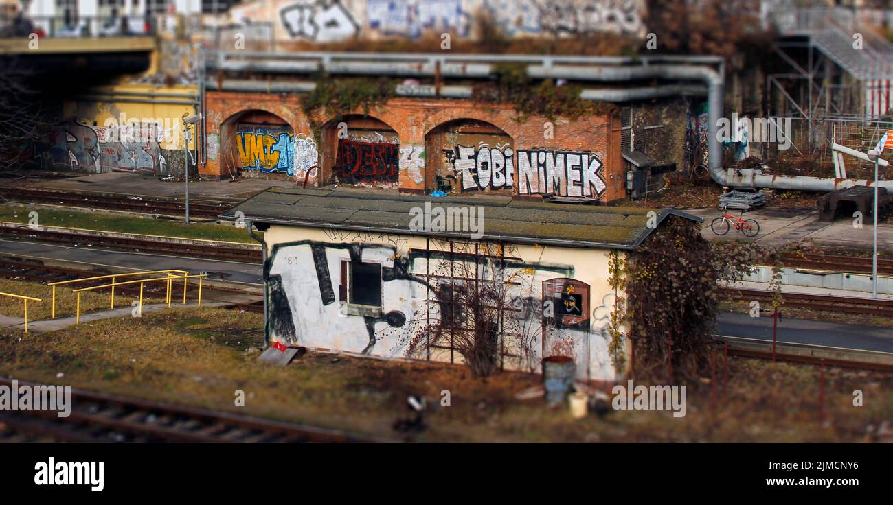 Arrêt de train négligées couverts de graffitis à Berlin, Allemagne Banque D'Images