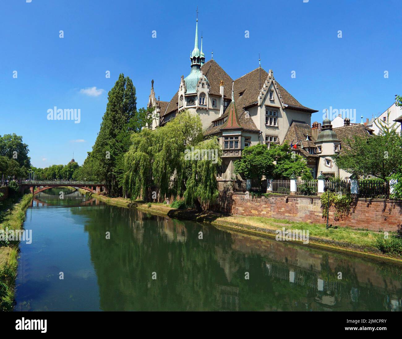 Bâtiment de l'Ecole internationale des Pontonniers, sur les rives de l'Ill, Strasbourg, Alsace, France Banque D'Images