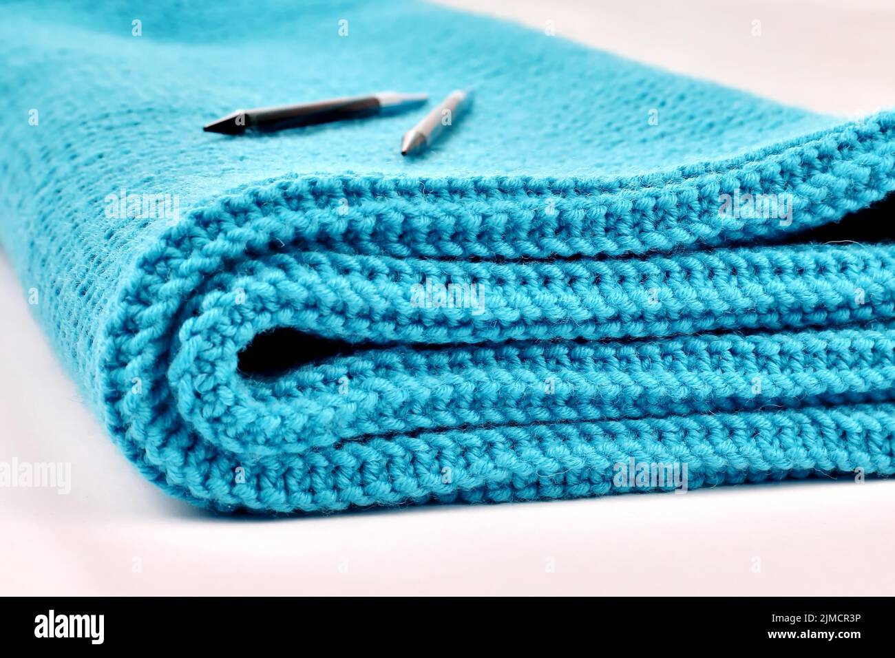 Couverture en laine tricotée de couleur magenta Banque D'Images