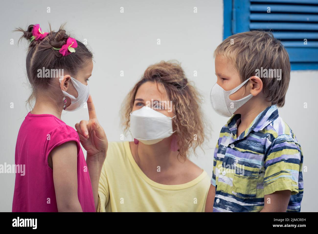 Famille portant un masque jetable facial. Protection contre les coronavirus Banque D'Images
