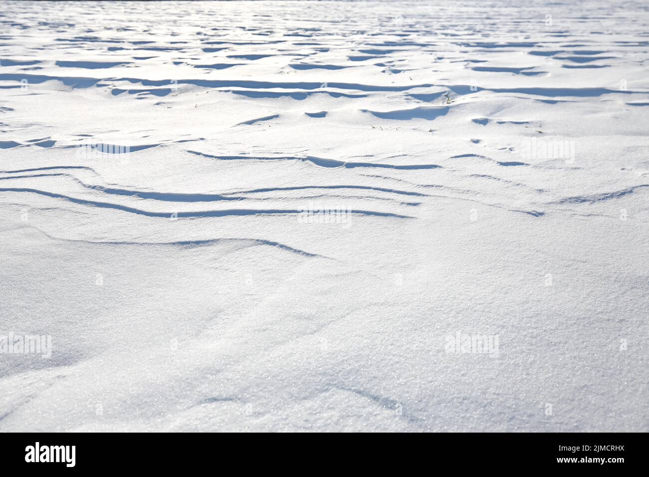 Les dérives de neige causées par le vent de la neige poudreuse ressemblent à des dunes et forment des modèles et des structures bizarres Banque D'Images