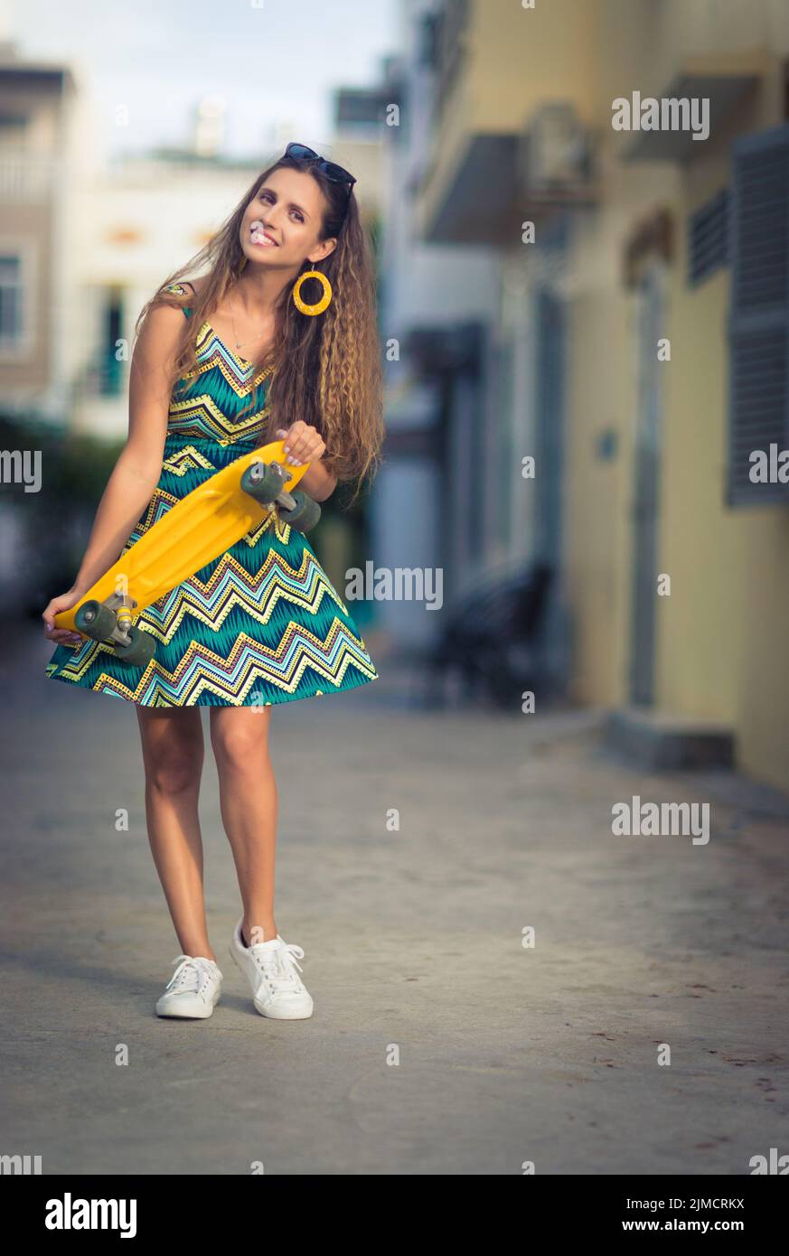 Portrait d'une belle femme avec skateboard Banque D'Images